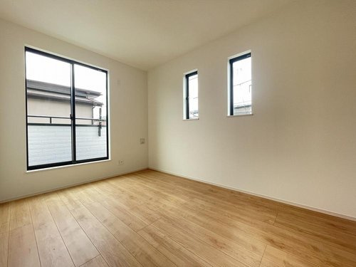 【Heartfull Town】小平市小川西町５丁目2275番　の洋室|大きな窓は開放感があり、明るさ通風バッチリです♪