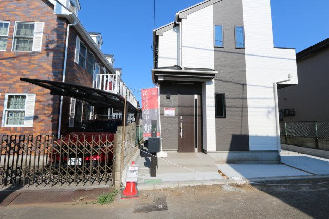 【Heartfull Town】小平市小川西町５丁目2275番　の外観|システムキッチンは、リビングを見渡せるカウンター式。
お子様の様子を見ながら、ご家族との会話を楽しみながら、お料理をすることができます。