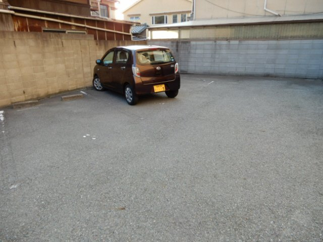 ハッピーコート栄町の駐車場