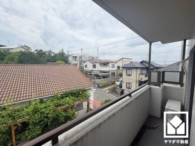 ライオンズマンション仁川のバルコニー|北西側バルコニーです。南東向き・北西向きの両面バルコニーで陽当たり、風通し良好。合計約19.96平米で広々としているため、お洗濯物をたっぷりと干す事ができます。