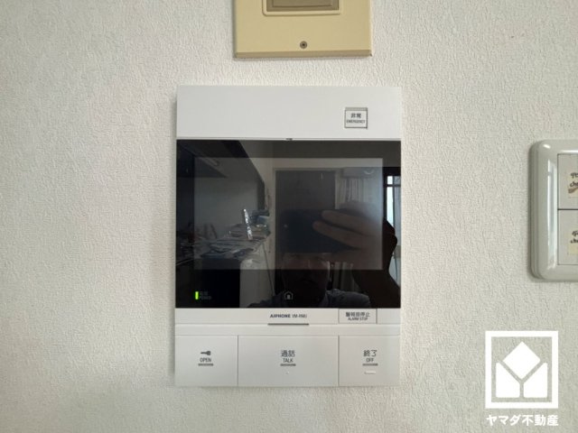 ライオンズマンション仁川の防犯設備|突然の来訪時にも防犯面で心強いモニター付きインターホンを設置。お留守番中のお子様も、室内からスムーズに相手の確認ができます。