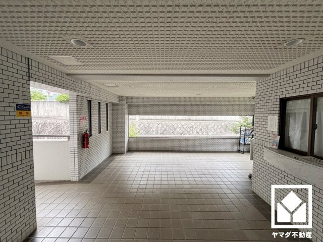 ライオンズマンション仁川のロビー|心地よい空間が広がる、美しいロビー。定期的な清掃・管理体制が整っており、帰宅時や来客時にも気持ちの良い空間です。