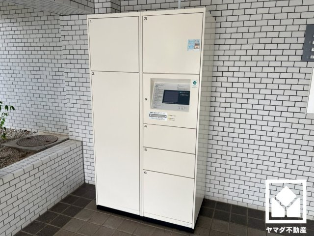 ライオンズマンション仁川のその他共用部分|宅配ボックスが設置されています。留守中の荷物もスムーズに受け取れます。