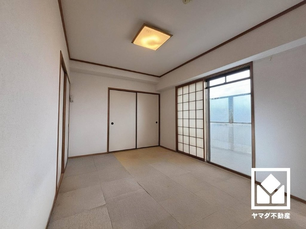 ライオンズマンション仁川の洋室|約6帖の和室です。柔らかな光が差し込むお部屋で、快適で落ち着いた生活をお送りいただけます。（※本画像は空室時の写真を加工し、家具・小物等を撤去したイメージです。実際の仕様とは異なる場合がございます。）