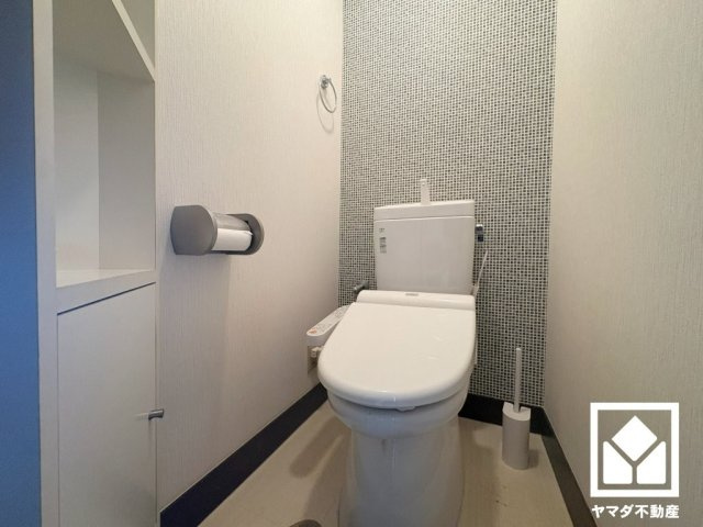 ライオンズマンション仁川のトイレ|明るく清潔感溢れるトイレです。温水洗浄便座付きで、季節を問わずいつでも温かい便座をお使いいただけます。