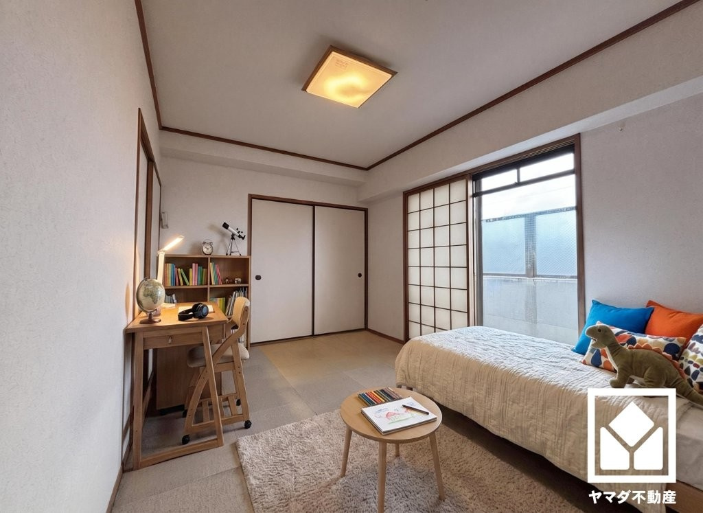ライオンズマンション仁川の子供部屋|約6帖の和室です。全居室バルコニーに面したお部屋となっております。（※本画像は空室時の写真に、家具・小物等をCG合成したイメージです。実際の仕様とは異なる場合がございます。）