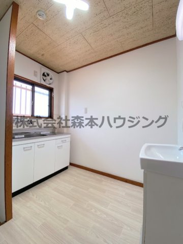 【居間・リビング】 | 　WESTヒルズ御堂 | 明るいキッチンスペースです