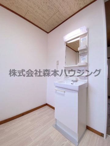 【洗面所】 | 　WESTヒルズ御堂 | スペースが確保できる洗面所です