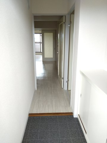 ヴィラ・シャルマンの玄関|写真は別号室の反転タイプです
