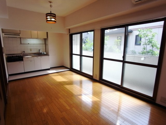 神戸市東灘区西岡本１丁目の賃貸マンションの居間・リビング