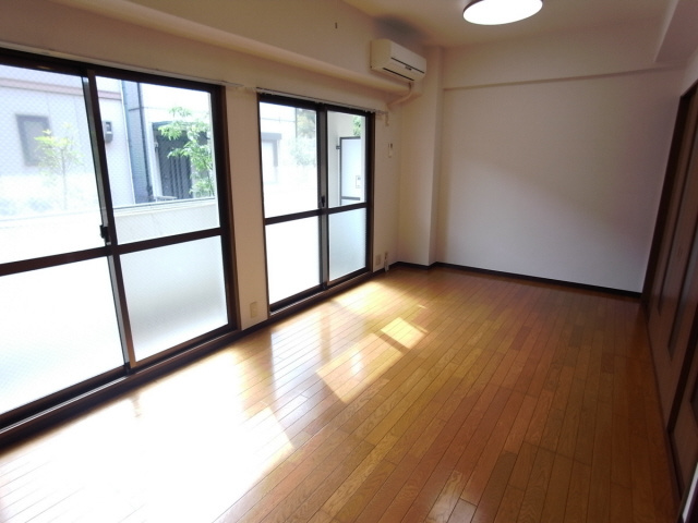 神戸市東灘区西岡本１丁目の賃貸マンションの居間・リビング