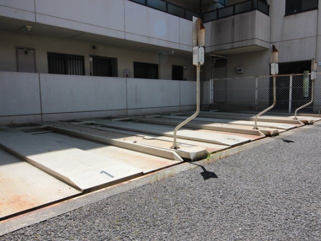 西宮市甲子園口３丁目の賃貸マンションの駐車場