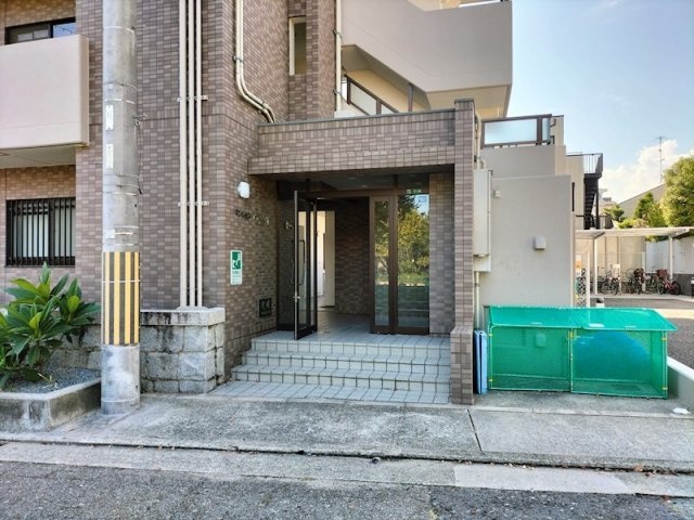 西宮市甲子園口３丁目の賃貸マンションのエントランス