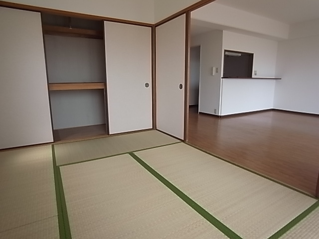 西宮市甲子園口３丁目の賃貸マンションの居間・リビング