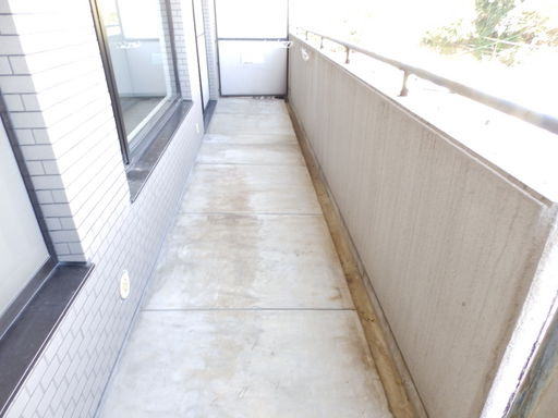 神戸市灘区一王山町の賃貸マンションのバルコニー