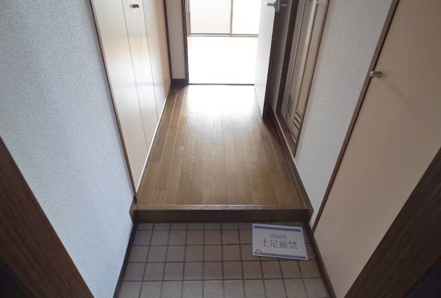神戸市東灘区甲南町３丁目の賃貸マンションの玄関