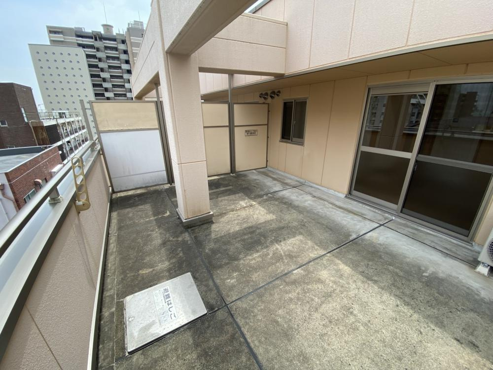 神戸市中央区日暮通１丁目のアパートのバルコニー