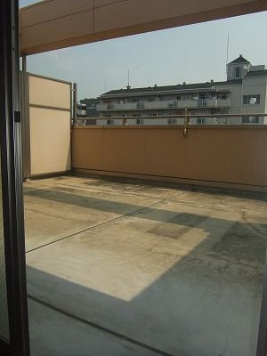 神戸市中央区日暮通１丁目のアパートのバルコニー