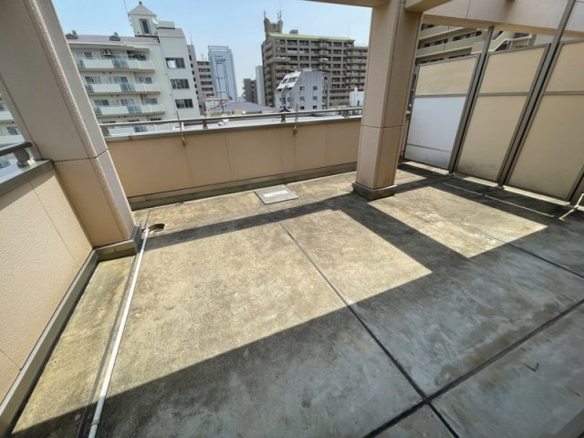 神戸市中央区日暮通１丁目のアパートのバルコニー