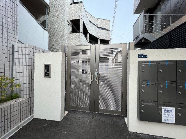 神戸市東灘区岡本２丁目の賃貸マンションのエントランス