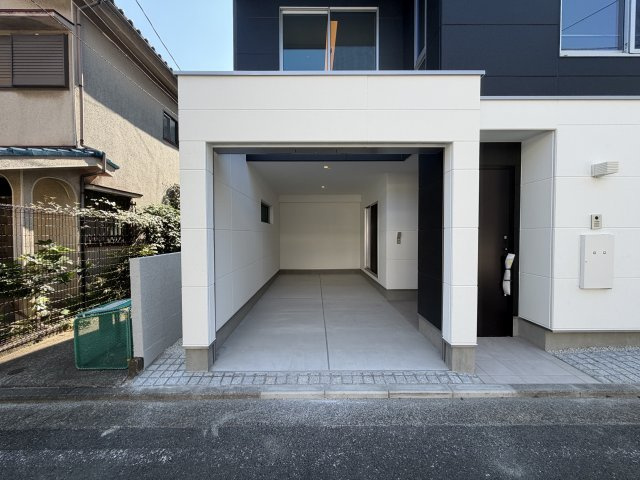 東横線「東白楽」駅から平坦で徒歩5分の好立地物件／神奈川区白楽の駐車場|車庫（ガレージ）は電動シャッター付き。大切な愛車を守る嬉しい設計です。