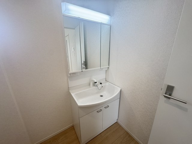 南城市知念安座真　第2（全2棟）ラスト1号棟の独立洗面台|1号棟　三面鏡付き洗髪洗面化粧台♪
