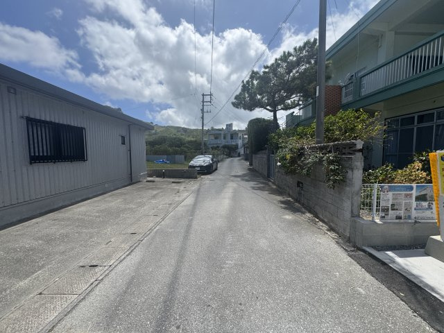 南城市知念安座真　第2（全2棟）ラスト1号棟の前面道路含む現地写真|※南側公道4.2m～5.2m♪