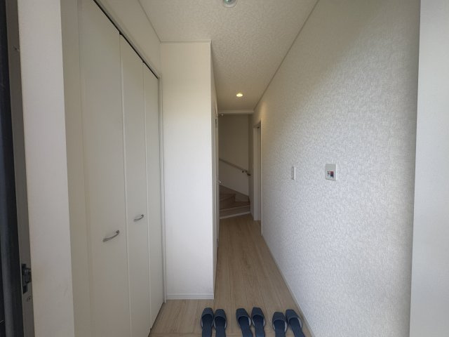 南城市知念安座真　第2（全2棟）ラスト1号棟の玄関|1号棟　十分な収納付き玄関♪