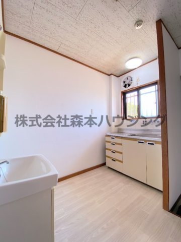 【居間・リビング】 | 　WESTヒルズ御堂 | 明るいキッチンスペースです