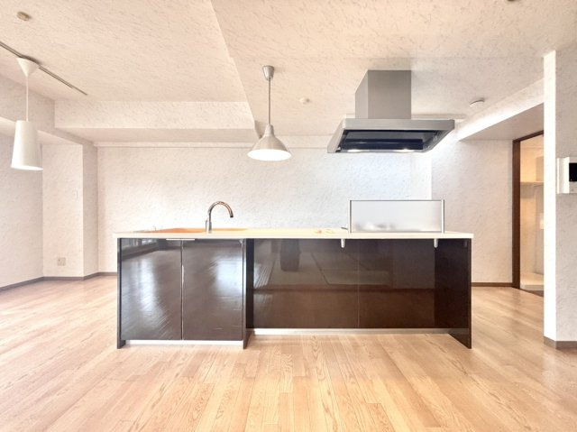 ドマーニ住吉のキッチン|◇キッチンは開放感のあるアイランドキッチンを採用。回遊性の高い動線で、複数人でも快適にお料理をお楽しみいただけます。
