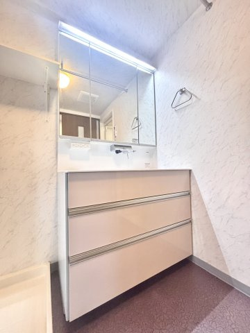 ドマーニ住吉の独立洗面台|◇収納力に優れた三面鏡付き洗面化粧台。大容量の引き出し収納を備え、生活感を抑えた空間を保てます。