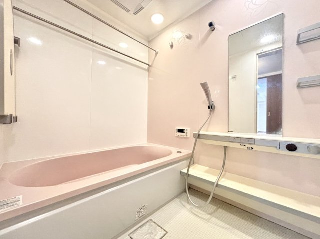ドマーニ住吉の浴室|◇浴室暖房乾燥機付き。雨の日のお洗濯や冬場の入浴時にも便利な設備です。
