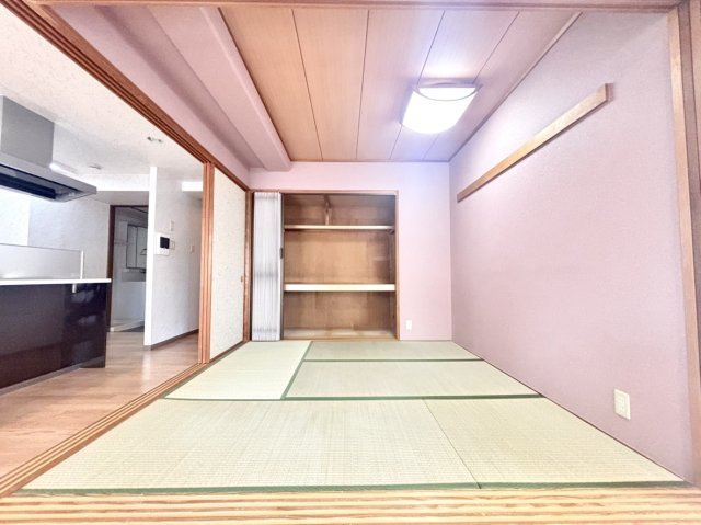 ドマーニ住吉の和室|◇LDKに隣接する約4.5帖の和室は、お子様の遊び場や客間など多目的に活用可能。扉を開放すれば約33帖超の開放的なリビング空間としてお使いいただけます。