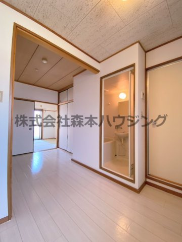 【居間・リビング】 | 　WESTヒルズ御堂 | こちらのリビングで趣味の時間をお楽しみください