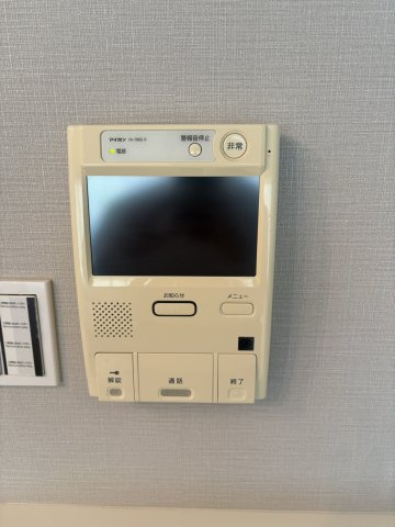 メゾン岡本南の防犯設備|来訪者の姿を室内の大きな画面からはっきりと確認できる、安心のTVモニター付きインターホン。オートロックの解錠もボタン一つでスマートに行えます。お子様のお留守番にも心強い防犯設備です。