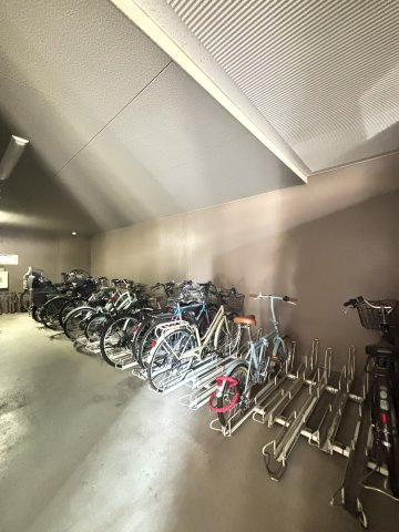 リーガル神戸下山手の駐輪場|大切な自転車を風雨から守る、ラック付きの屋内駐輪場（手前側）