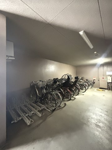 リーガル神戸下山手の駐車場|奥までしっかりとスペースが確保された、ゆとりある屋内駐輪場（奥側）