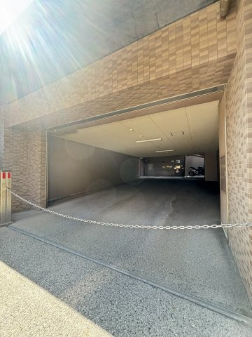 リーガル神戸下山手の駐車場|防犯性に配慮された、立体駐車場へ続くチェーンゲート付きの車庫アプローチ