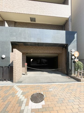 リーガル神戸下山手の駐車場|防犯性に配慮された、立体駐車場へ続くチェーンゲート付きの車庫アプローチ