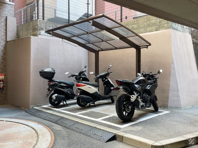 リーガル神戸下山手の駐輪場|屋根付きのバイク置場を完備。雨や直射日光を防ぎます。