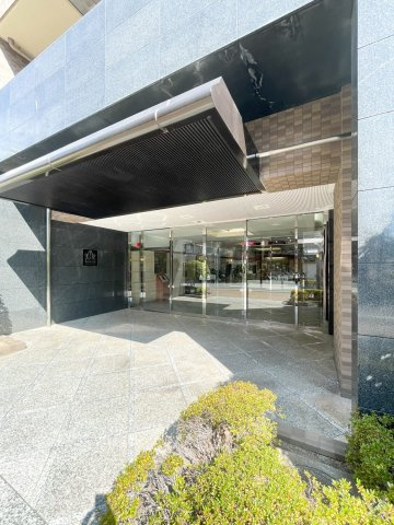 リーガル神戸下山手のエントランス|床に御影石、壁に大理石を贅沢にあしらった、上質な風除室空間