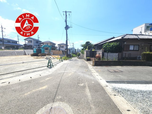 福岡市東区青葉6丁目第4-5棟（4号棟）の前面道路含む現地写真|前面道路は閑静な住宅地をはしる車通りの少ない道路。お車の出し入れが苦手なママや小さなお子様にも安心ですね。しっかり舗装もされているので、ベビーカーや自転車で通っても快適に通行できます。