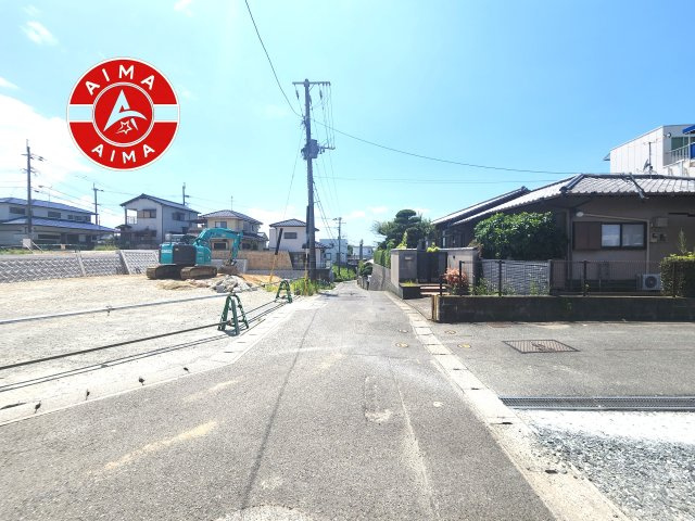 福岡市東区青葉6丁目第4-6棟（6号棟）の前面道路含む現地写真|前面道路は閑静な住宅地をはしる車通りの少ない道路。お車の出し入れが苦手なママや小さなお子様にも安心ですね。しっかり舗装もされているので、ベビーカーや自転車で通っても快適に通行できます。