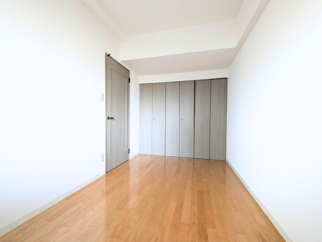 サンクレスタ緑町の洋室|壁面には大型の収納スペースを確保。扉を閉めると整然としたきれいな空間を維持できます。
