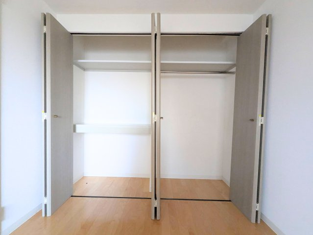 サンクレスタ緑町の収納|枕棚やハンガーパイプを備えた機能的なクローゼット。衣類や小物を効率よく整理整頓できます。
