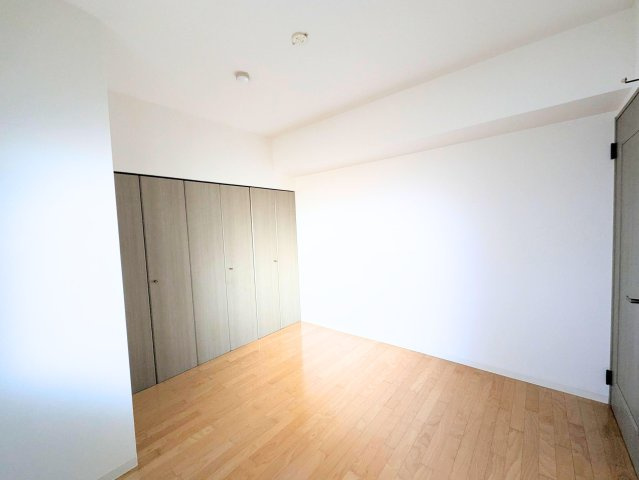 サンクレスタ緑町の洋室|クローゼットの扉を閉めることで、生活感を抑えたすっきりとした印象の寝室をキープできます。