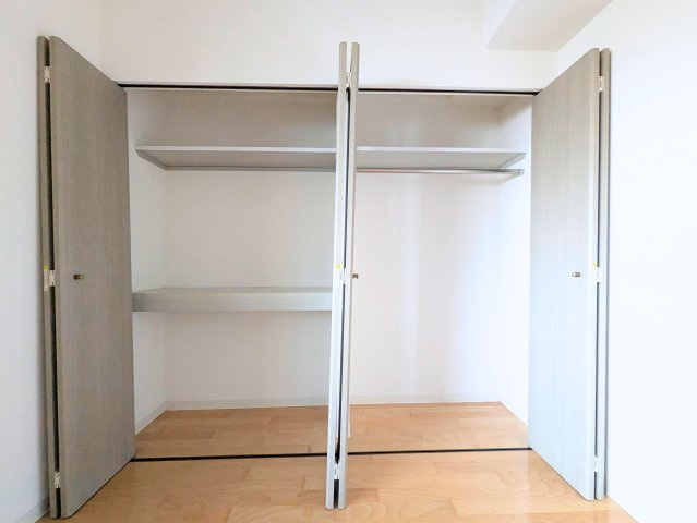 サンクレスタ緑町の収納|上部棚やハンガーパイプを備えたクローゼット。衣類や小物をきれいに整理して収納可能です。
