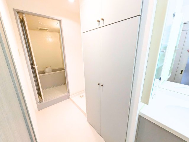 サンクレスタ緑町の洗面所|洗濯機置き場やリネン庫が効率よく配置された洗面室。スムーズな家事動線が確保されています。
