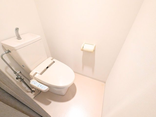 サンクレスタ緑町のトイレ|快適に使用できる温水洗浄便座付きのトイレ。白を基調とした内装で爽やかな空間を保ちます。