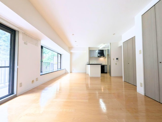 サンクレスタ緑町の居間・リビング|奥行きのある広々とした窓の外には豊かな緑が広がり、四季の移ろいを感じられます。便利なカウンター付きの